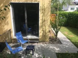 Studio with private garden & free parking