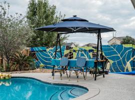 Serene 4BR Lux Home w Heated Spa Pool Massage Chair, hotel v destinaci Cypress