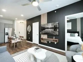 Chic 1BR-w Parking & Pool, Near Rvrwlk & Conv Ctr