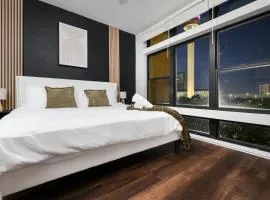 1BR Escape w Pool&Parking, Near Rvrwlk & Conv Ctr