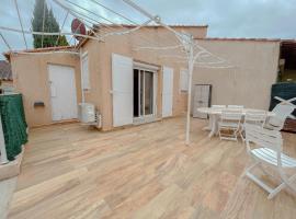 Charmante Maison, Terrasse,parking domaine du pins, piscine，位于弗雷瑞斯的酒店