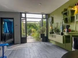 Bijzonder stadshuis met diepe moderne tuin.