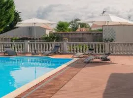 Le Logis Rouge chambres d'hôtes de charme Bed and Breakfast avec piscine près de La Rochelle