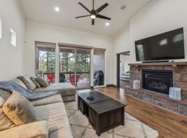 Scenic Golf Retreat with Modern Comforts & Fireplace townhouse, hotell sihtkohas Show Low