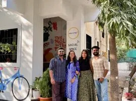 HOSHTEL99 - LUX - Stay, Cowork and Cafe - Twin Luxurious Bungalow