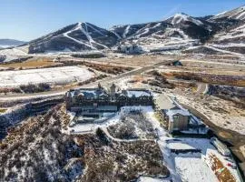 Top Floor Deer Valley Gondola Lakefront Condo- Great views
