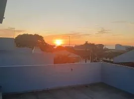 Sobrado Novo n 02 com Terraço Panorâmico e Churrasqueira - 4 min a pe ate a Praia - Condomínio Sobre as Ondas