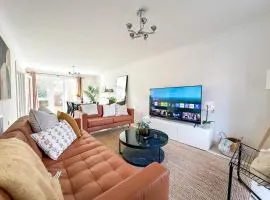 Tornado Chase - Luxury & Spacious 5 Bedroom Home - Sleeps 8