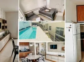 Apto Térreo com 2 quartos (ambos com ar split), sendo 1 suíte, internet privativa 300MBPS, no Residencial Vila Regina, condominio com piscina e área gourmet bem próximo a praia de Taperapuã