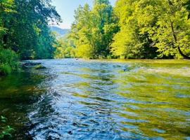 The Hala River Front Lodge - Class V, hotel v destinaci Bryson City