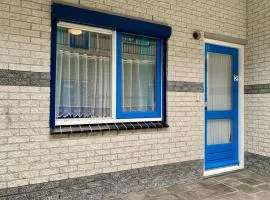 Ground-floor apartment in Petten in centre
