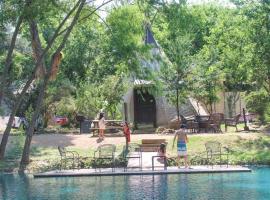 Waterfront Teepee 2 Red Fox, hotel in Seguin