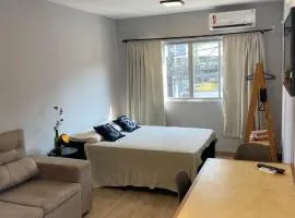 Studio reformado no centro com garagem, à 2min praia