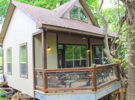Treehouse 5 - Robins Roost, hotel em New Braunfels