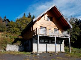 Chalet atypique près des pistes, 9 pers., sculptures uniques - FR-1-814-49, hotel in Besse-et-Saint-Anastaise