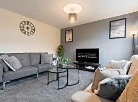 Large spacious and spotless house with hot tub and snooker and table tennis NEC,JLR,Airport Sleeps 8