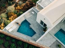 Makrikythera Luxury Suites - Private Pool or Hot Tub Suites, medenc&eacute;vel rendelkező hotel Diak&oacute;ftiban