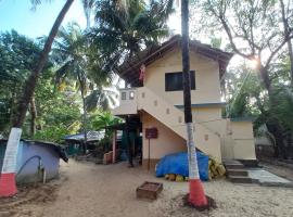 Juis Homestay Near Beach Property, hotel na praia em Malvan