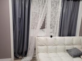 Adorable Studio Basement Suite in South Barrie, hotel in Barrie