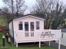Seaside View Caravan in Polperro, hotel a Looe
