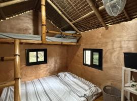 Shanti Farm Bamboo Cabin，邦勞的木屋