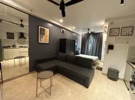 Studio Apartment at Hiranandani estate - London Theme