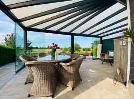 LuxChalet Ferienhaus ELLA mit Aussicht auf die Ijssel im Ferienpark mit Pool und Strand Holland Niederlande