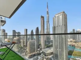 Luxury One Bedroom Apartment with Burj Khalifa View & Fountain View by Delujo Stays