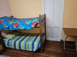 Habitación con cama matrimonial mas cama 1 plaza