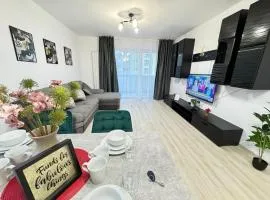 Luxury Glam Apartments Coresi Mall Area