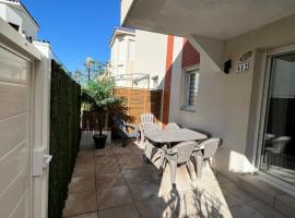 Superbe T2 climatisé avec terrasse & piscine avec accès direct à la mer，弗隆提尼昂的飯店