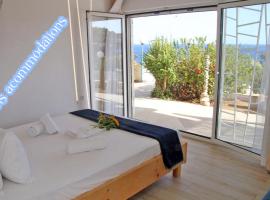 MNS Marvelous Nirvana Seascape, Art, strandhotel i Salam&iacute;s