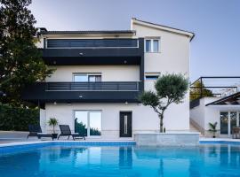 Luxury apartment with heated pool - Tekla, hotel a Mravince