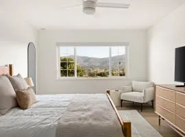 Modern Escape w Mountain Views, Walk to Lake, Golf, Resort, Dining