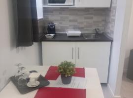 Your Independent Room with parking, hotel a Lecco