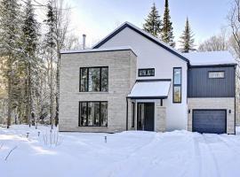 Modern Luxury 4-Bedroom Home by Mont-Tremblant Ski Resort, villa en Lac-Sup&eacute;rieur