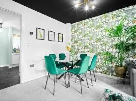 Manchester 2 Bed House with Garden - Sleeps 7 - Salford - FREE PARKING - 3 Double Beds & 1 Single - FREE NETFLIX & Ultra Fast WIFI - 6 min to City Centre, Close to Trafford Centre, Etihad Stadium, Manchester Arena, Clubs & more