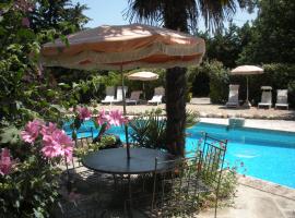 Gites Climatis&eacute;s Piscine Chauff&eacute;e La Balancelle, casa de campo em Saint-R&eacute;my-de-Provence
