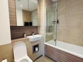 Beautiful King Sized En-suite Room - Anderson Home