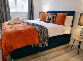 A Place to Rest, A Place to Reconnect, Lovely 3-Bedroom Rainham Home with Parking and WiFi