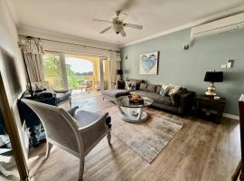 2Bed Modern Condo with AC, Pool, Rooftop patio, 5 Min to Beach, hotel em Christ Church