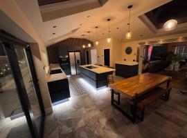 The Bungalow by The Garden Spa Stays, 4 bed, Sauna - Hot Tub - Ice Bath, hotel in Radstock