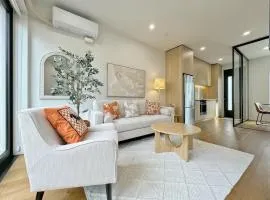 City Haven Retreat - Stylish 2BR Townhouse vs AC & Backyard