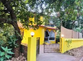 The YelloMello House 1BHK fast Wi-Fi AC Pet-Friendly Cosy Cottage