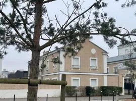 Family's house - Villa proche de la vallée village et Disneyland paris ,2 parkings, air condition