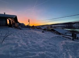 Chalet Charmant rénové au bord du Lac St Point, hotel v destinaci Montperreux