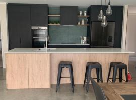 Modern and Spacious 4 bedroom Home only 2yo, hotel in New Plymouth