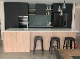 Modern and Spacious 4 bedroom Home only 2yo、ニュープリマスのコテージ