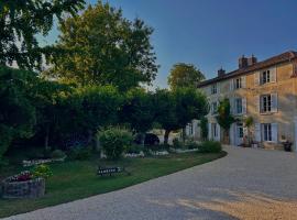 LE REPAIRE DU CLAIN g&icirc;te 4 &eacute;toiles pour 14 personnes avec piscine proche du Futuroscope，沙斯訥伊迪普瓦圖的附設泳池的飯店