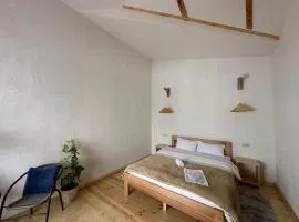 "White House Nakani" - Guesthouse near the centre